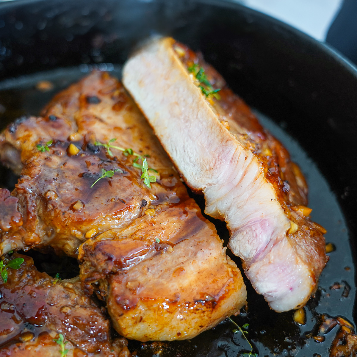 Rezept BBQ Pit: Schweinekoteletts mit Honig-Knoblauch-Glasur | OTTO GOURMET